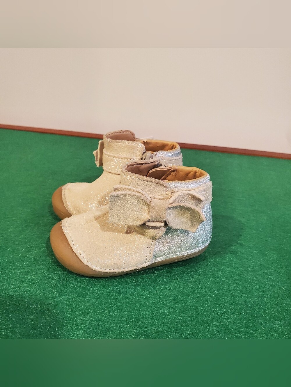 Stride Rite Soft Motion Genevieve in Champagne/Gray Sparkly Bow Baby Size 3.5
